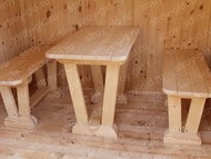 скамейка и стол установлены в баню